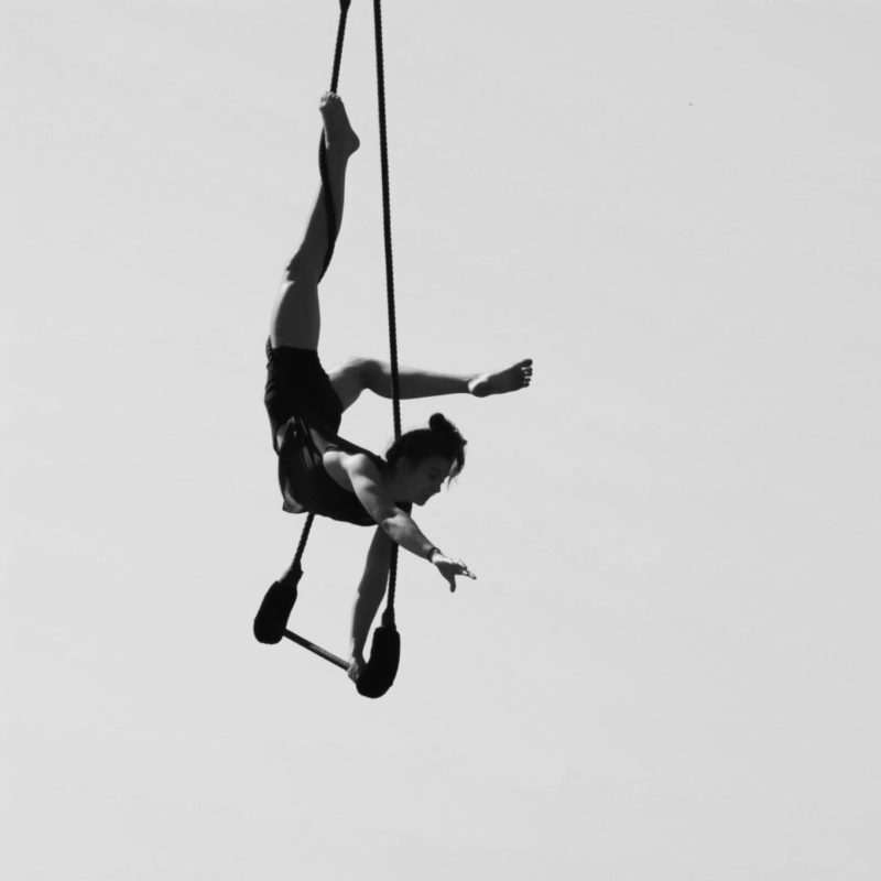 Laura Runge macht einen Handstand auf einem Trapez.