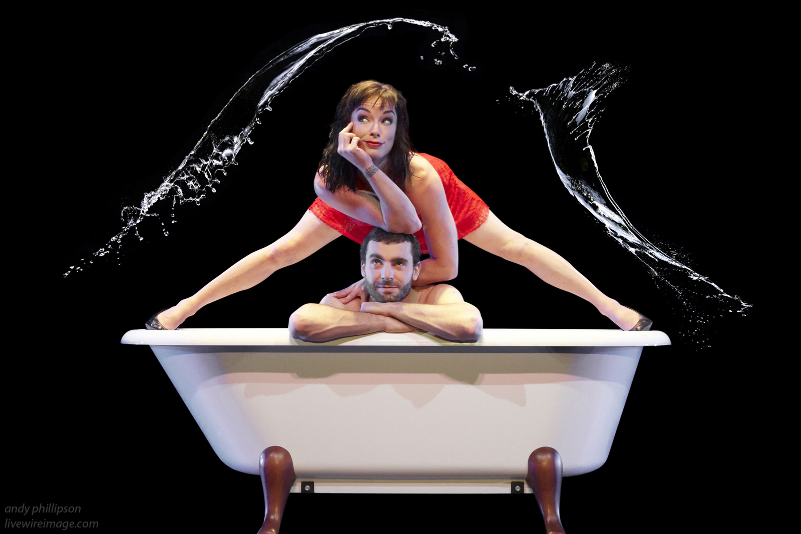 Eine Badewanne vor schwarzem Hintergrund. Ein männlich gelesener Mensch sitzt in der Badewanne, die Arme sind mittig verschränkt auf dem Rand und er legt den Kopf auf den Händen ab. Über ihm steht ein weiblich gelesener Mensch mit gespreizten Beinen, die auf beide äußeren Enden der Wanne gestützt sind. Die Frau hat ihren Kopf auf ihre Hand gestützt und ihren Ellbogen auf den Kopf des Mannes unter ihr. Über beide Menschen spritzt ein Wasserstrahl. 
